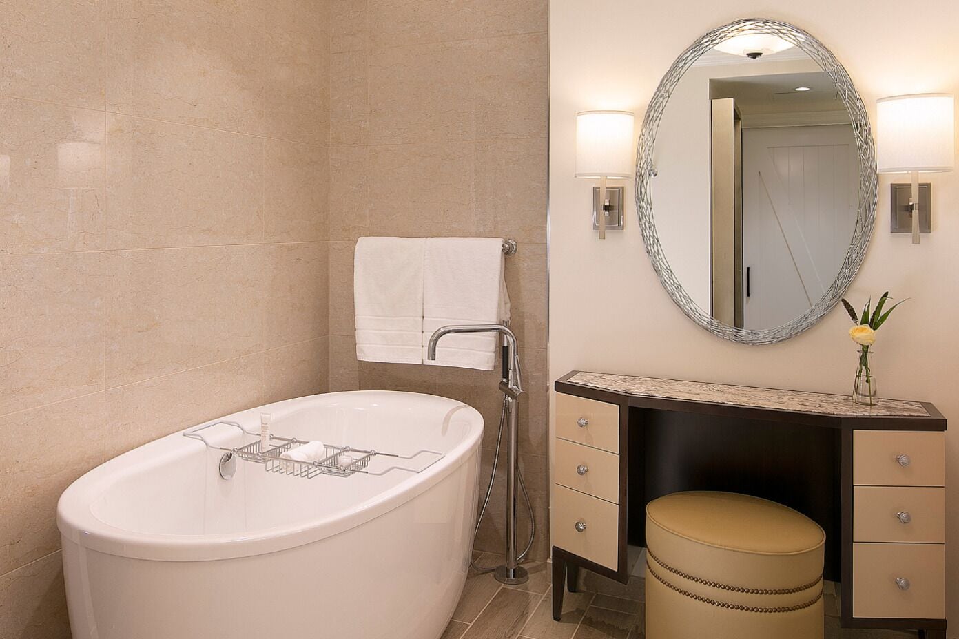 Ein modernes Badezimmer mit einer freistehenden Badewanne, einem Waschtisch mit Spiegel und einer Toilette.