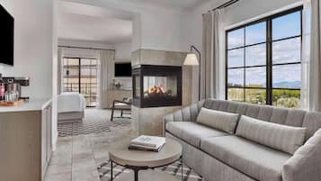 Studio Suite (Wild Horse) | Living area | 32-inch flat-screen TV with satellite channels, TV, Netflix