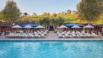 2 piscine all'aperto, cabanas (a pagamento), ombrelloni da piscina