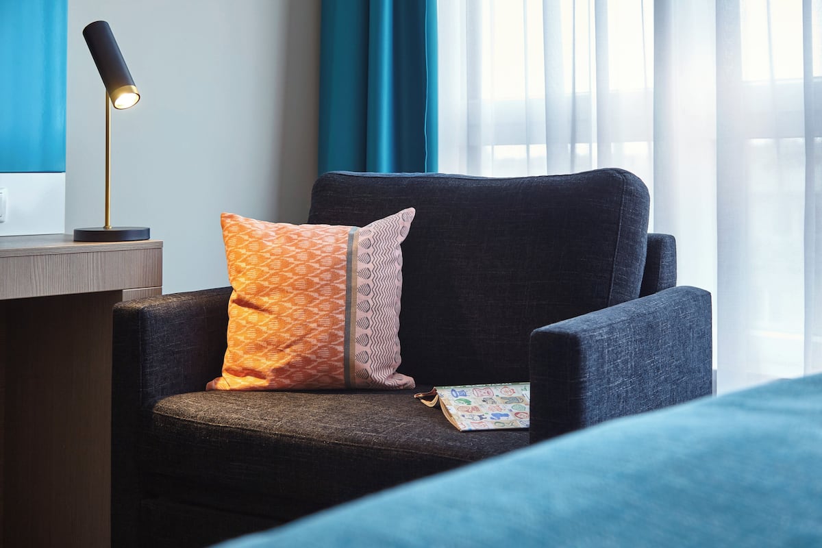 Roupas de cama antialérgicas, cofres nos quartos, escrivaninha