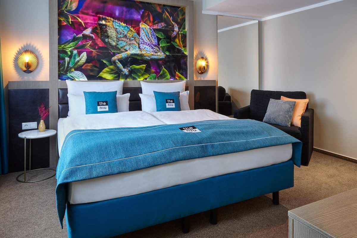 Hypo-allergenic bedding available, in-room safe, desk, blackout drapes