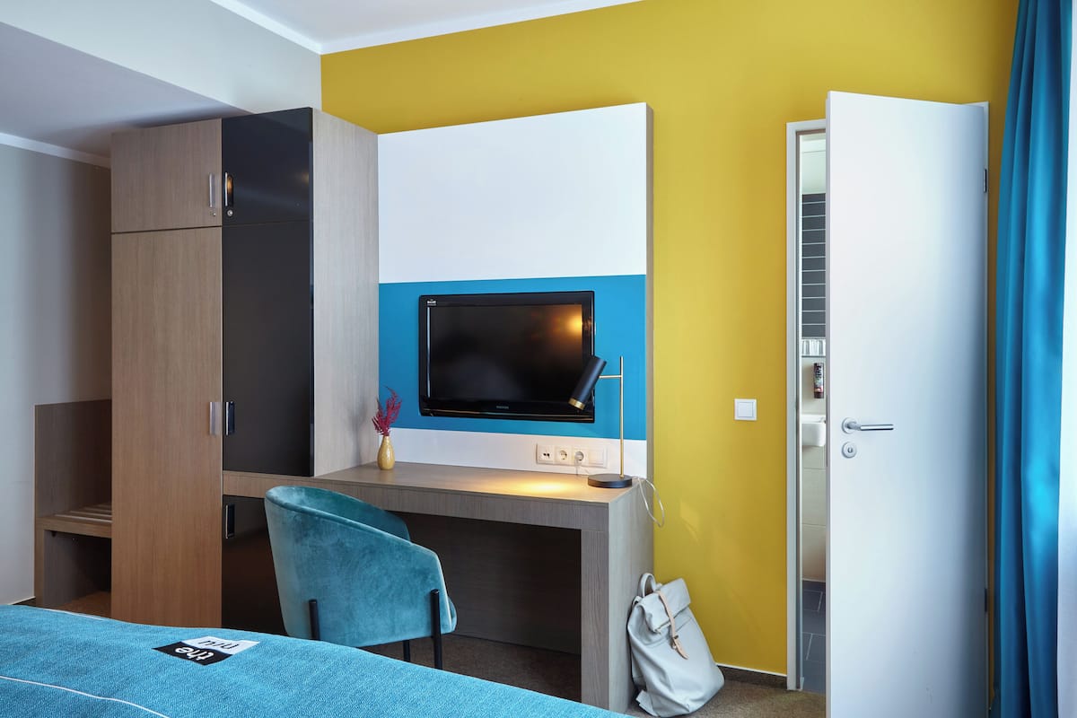 Premium-Zimmer, 1 Queen-Bett und Schlafsofa (Up to 3 adults) | Allergikerbettwaren, Zimmersafe, Schreibtisch, Verdunkelungsvorhänge