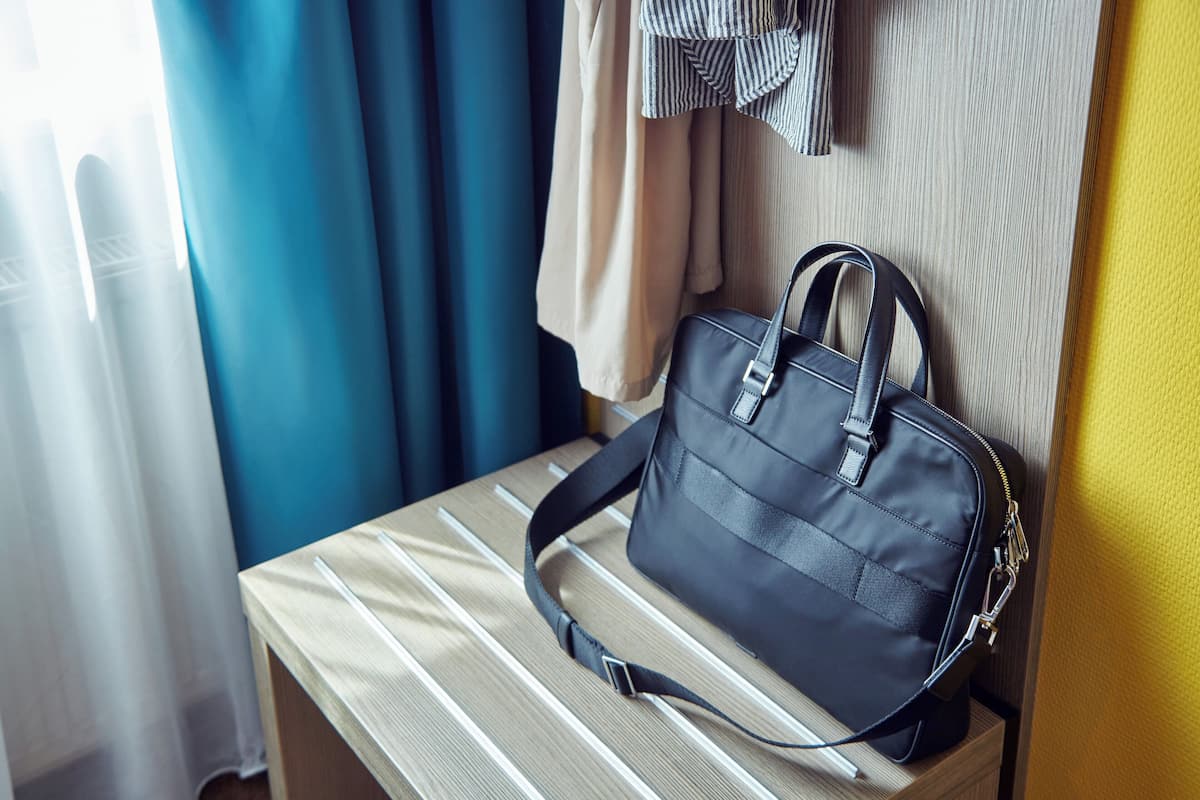 Rom – standard, 1 enkeltseng | Allergitestet sengetøy, safe på rommet, skrivebord og blendingsgardiner