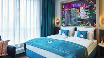 Seprai antialergi, brankas, meja kerja, dan tirai kedap cahaya