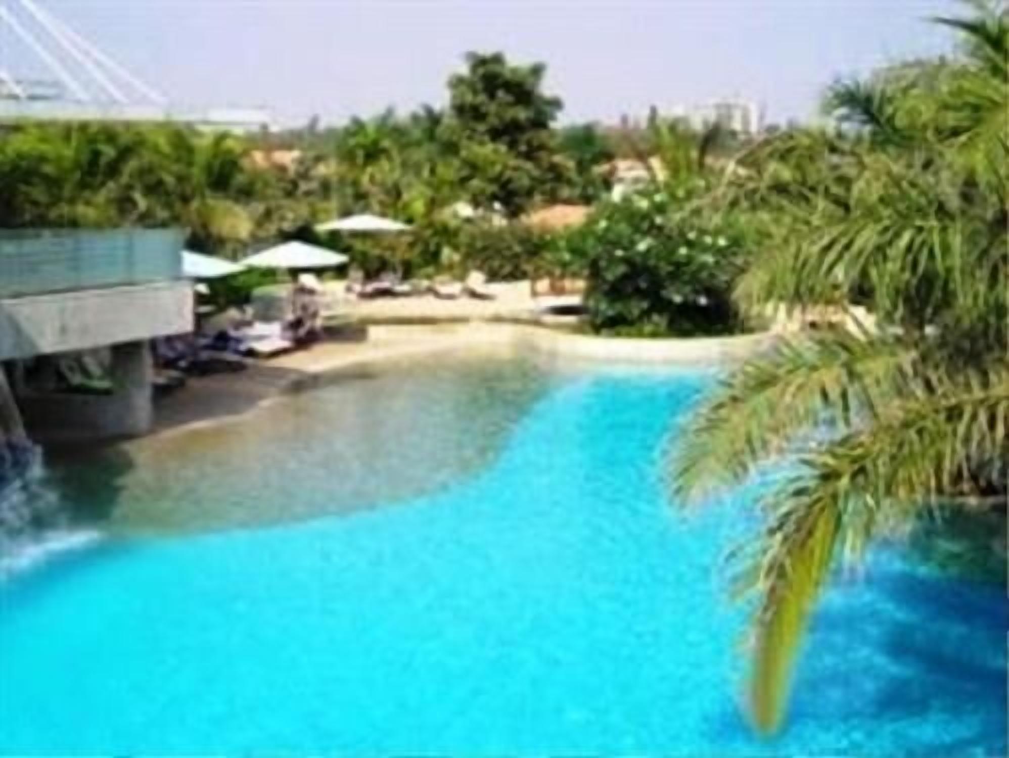 indoor pool, 2 outdoor pools