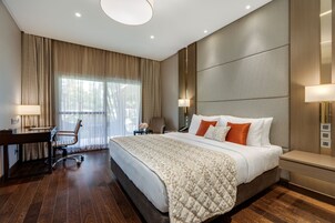 Deluxe Pool View King | 거실 공간 | 케이블 채널 시청이 가능한 42인치 LED TV