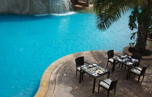 Outdoor dining - Palm Meadows Resort (Bengaluru)