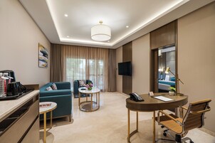 스위트 | 거실 공간 | 케이블 채널 시청이 가능한 42인치 LED TV