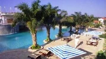 Indoor pool, 2 outdoor pools