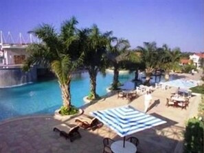 Indoor pool, 2 outdoor pools