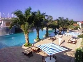Piscina interna, 2 piscinas externas