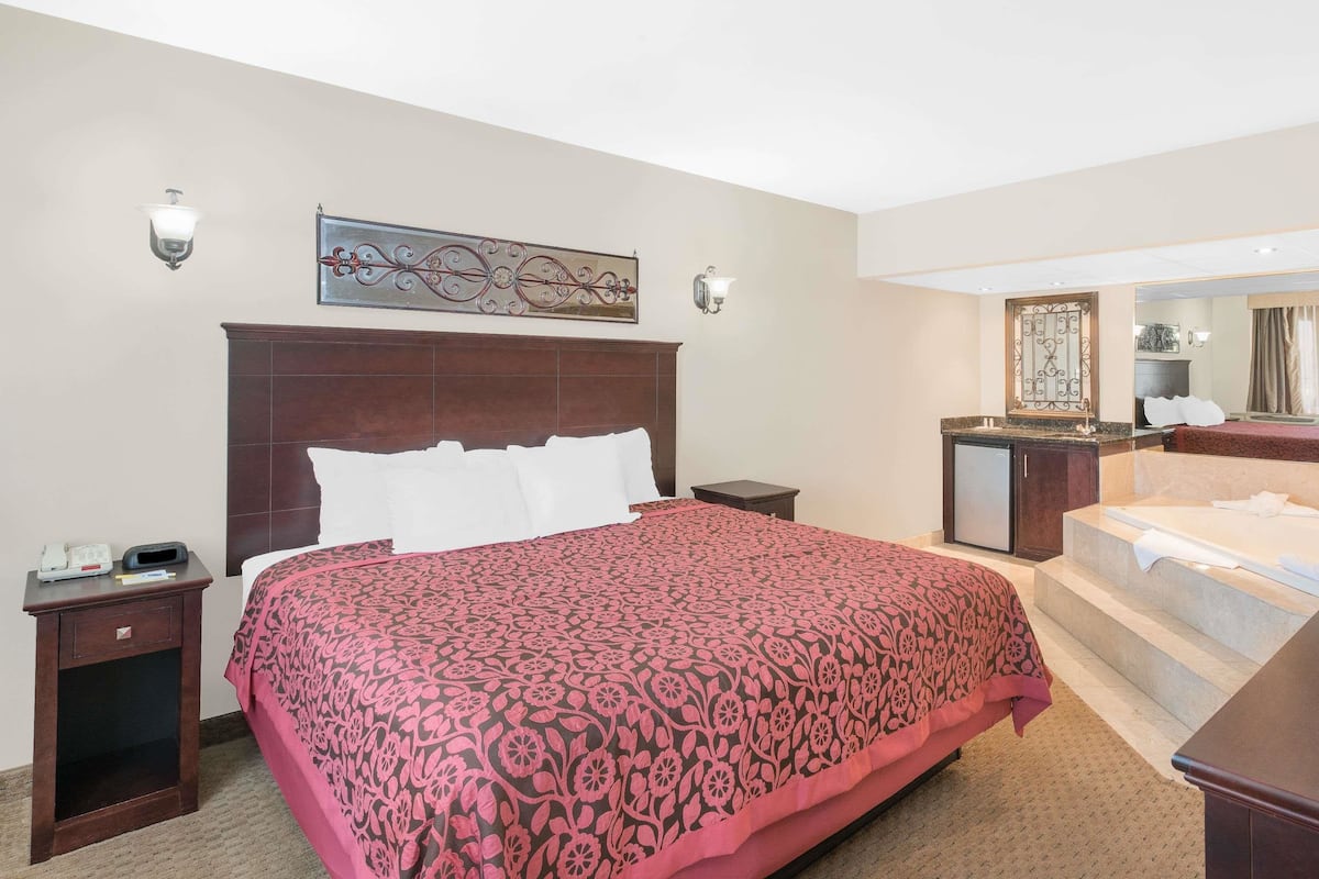 Suite, 1 King Bed, Non Smoking (One-Bedroom)