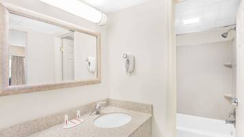 Combined shower/bathtub, hair dryer, towels