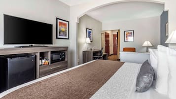 Suite, 1 très grand lit, accessible aux personnes à mobilité réduite, baignoire (with Sofabed) | Surmatelas, bureau, espace de travail pour ordinateur portable