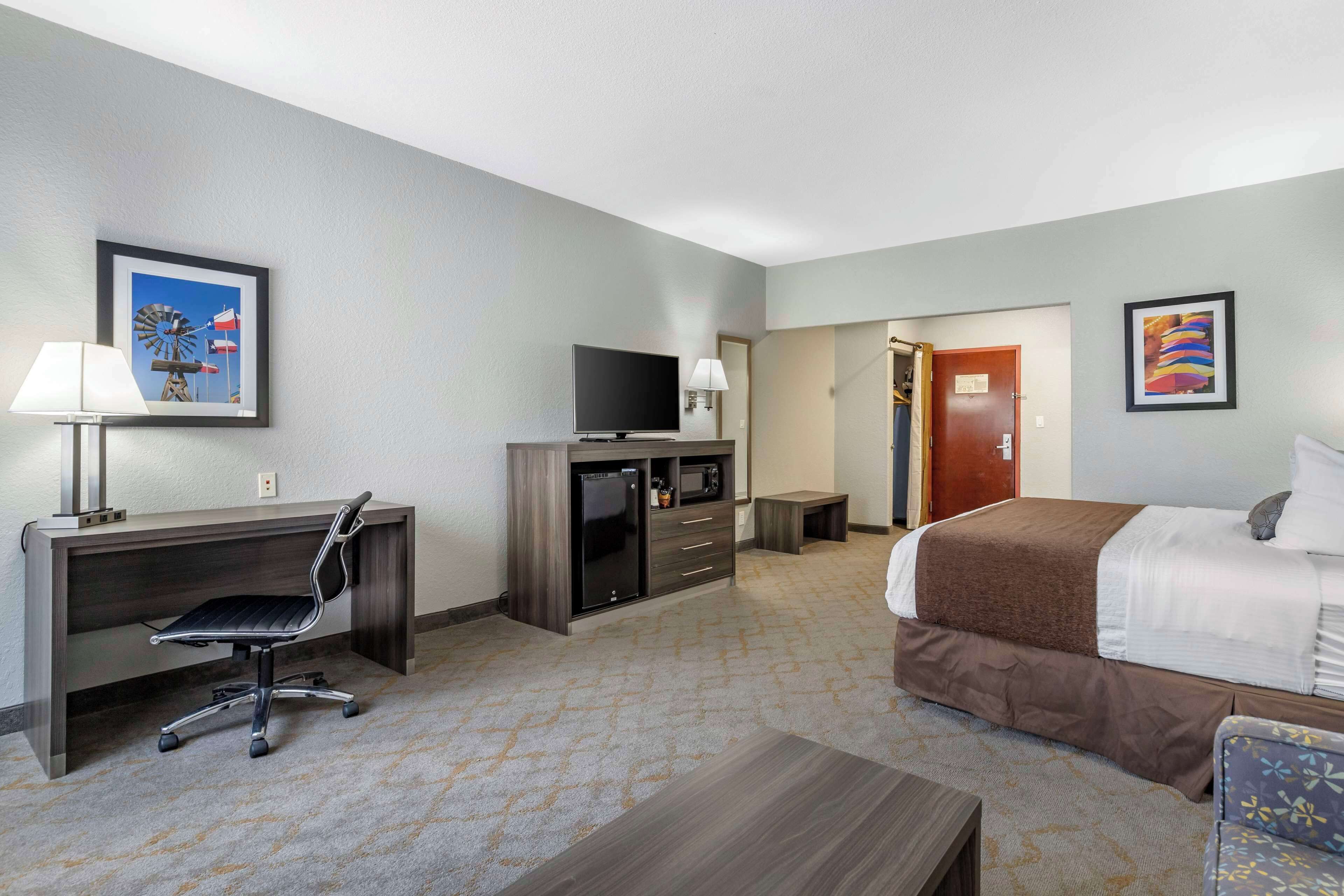 suite, 1 king bed, non smoking, refrigerator & microwave | pillow-top beds, desk, laptop workspace, blackout curtains