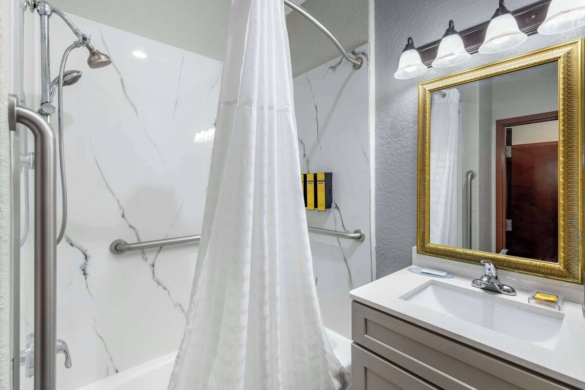 combined shower/bathtub, hydromassage showerhead, free toiletries