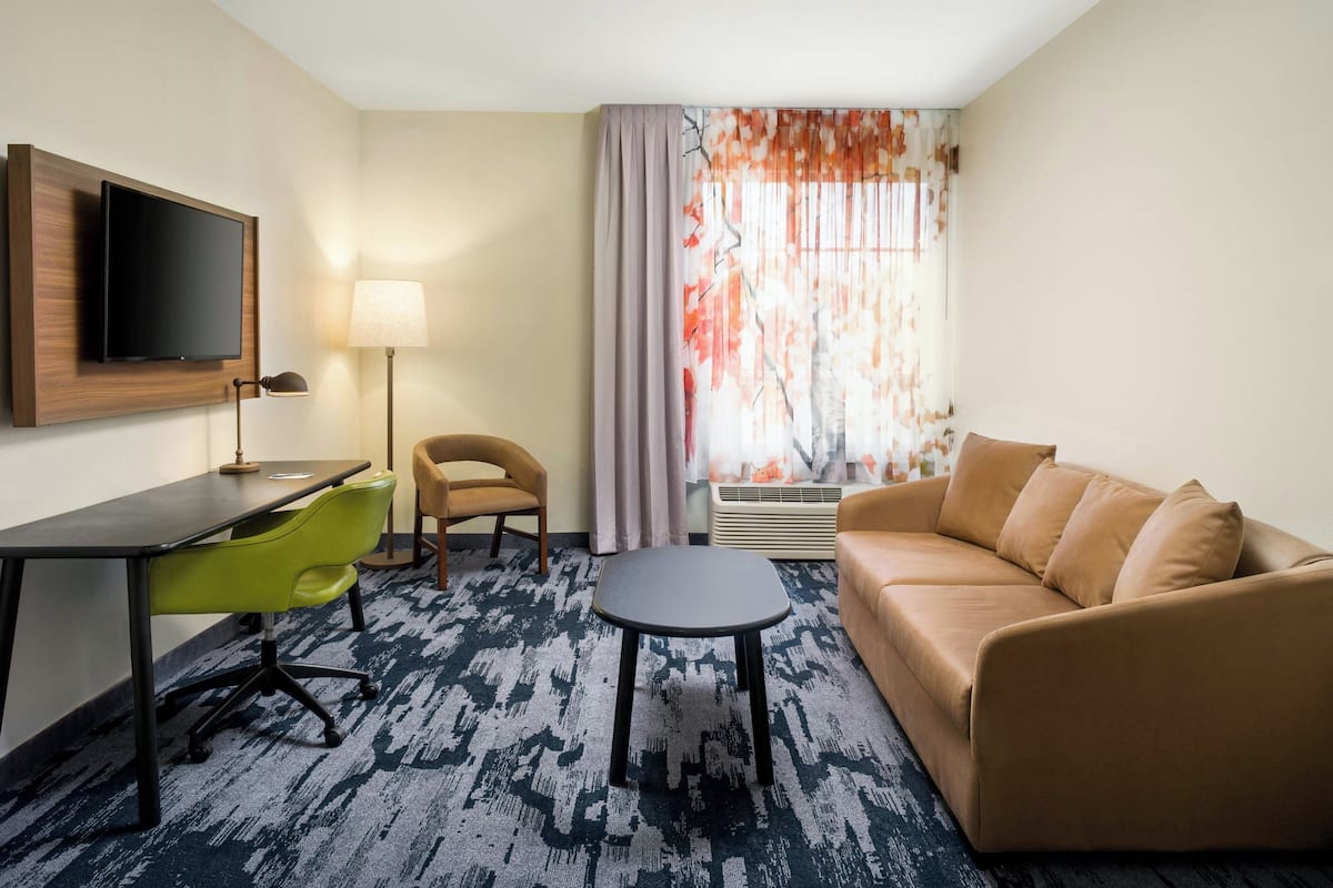 Deluxe-Suite, 1 Schlafzimmer, Nichtraucher | Wohnbereich | Fernseher