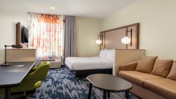 Escritorio, cortinas blackout y tabla de planchar con plancha