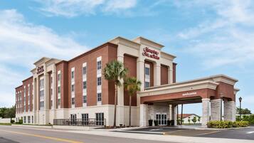 Welcome to the Hampton Inn & Suites, featuring a classic, symmetrical design with a prominent entrance.