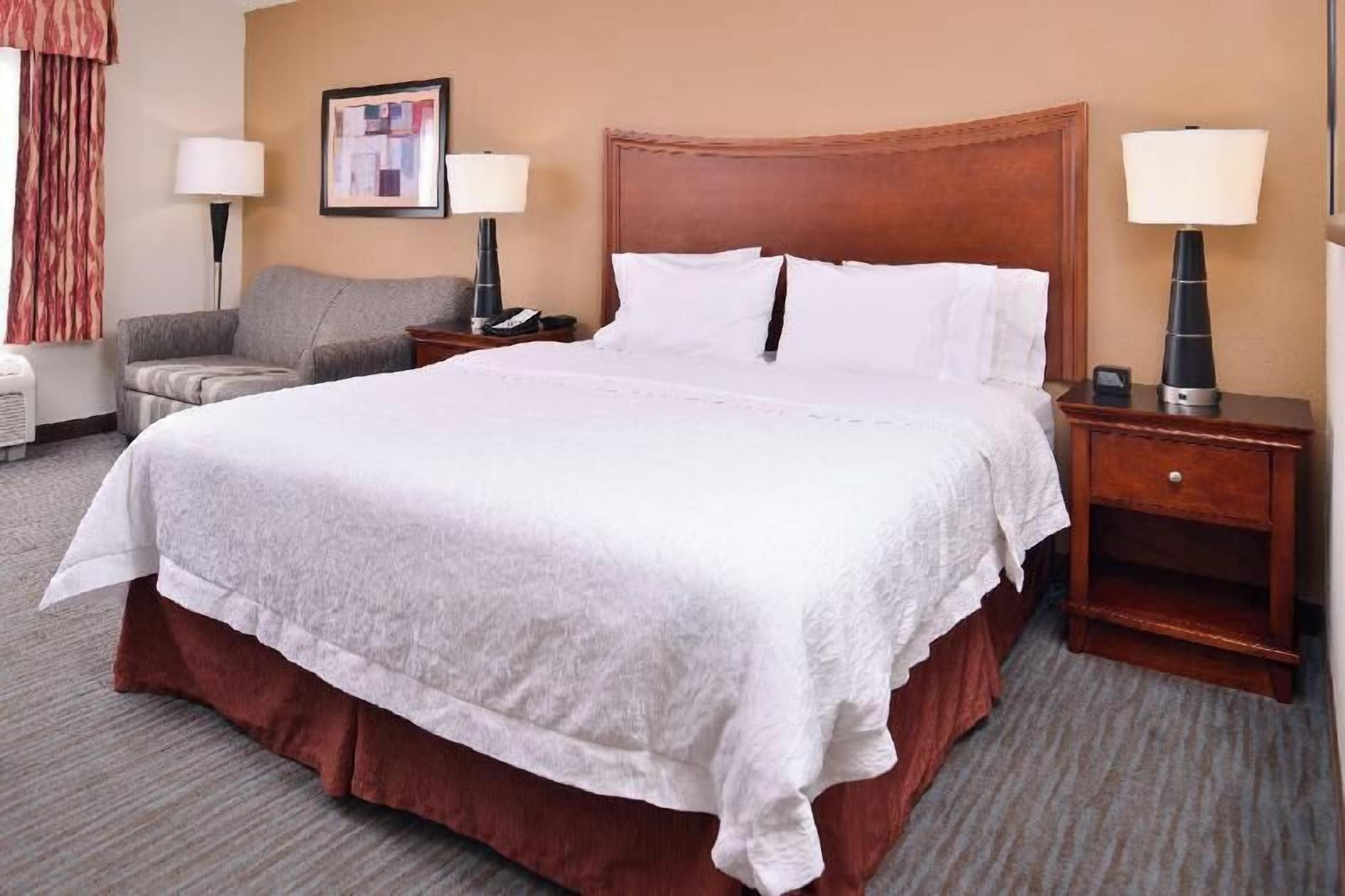 Premium bedding, in-room safe, desk, laptop workspace