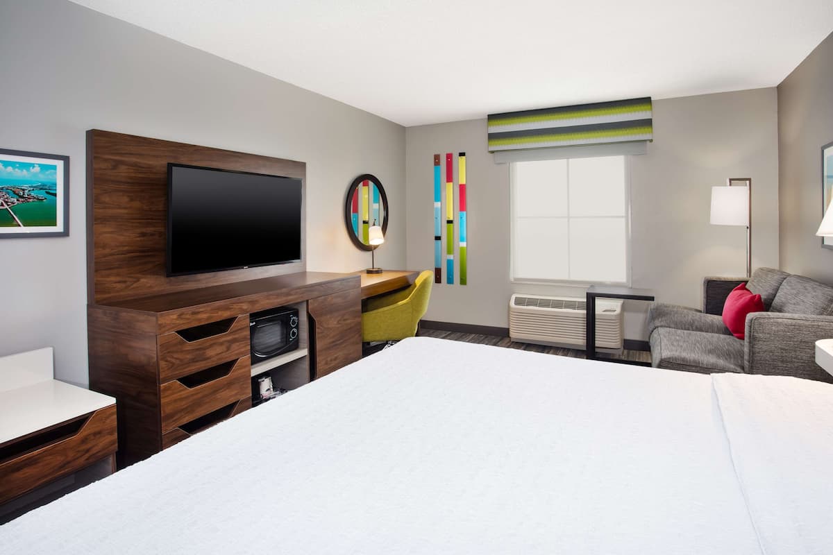 One King Bed, Non-Smoking | Living area
