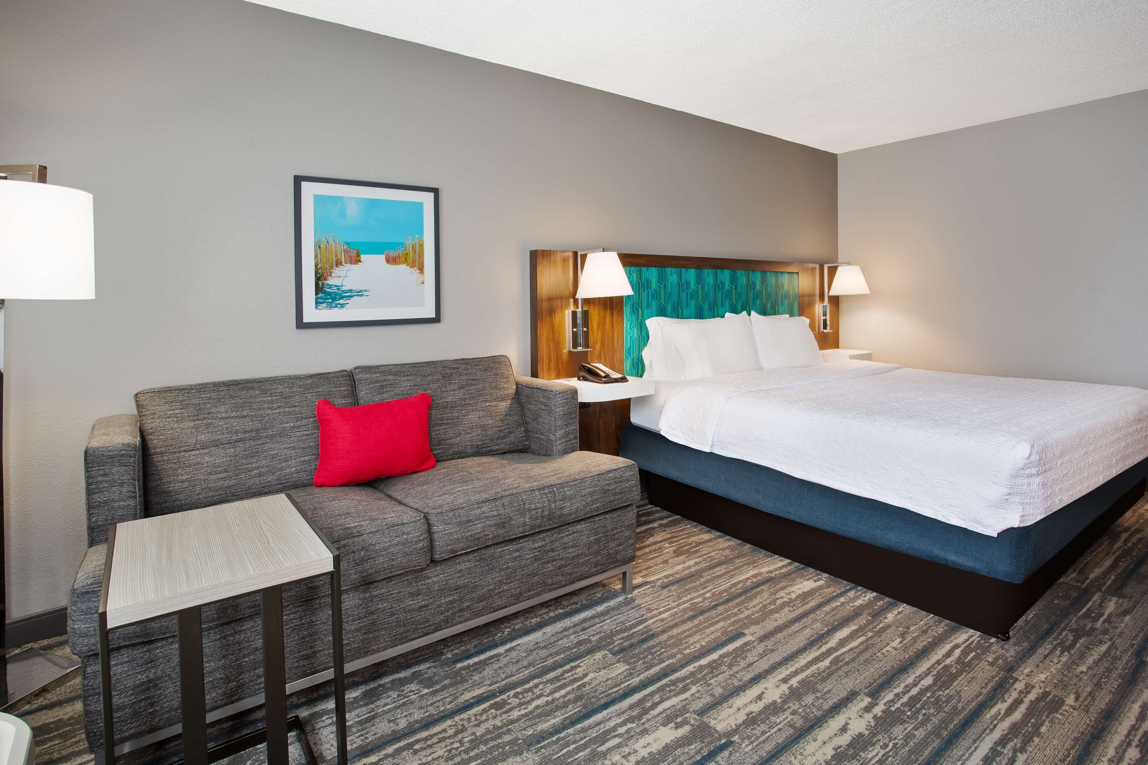 one king bed, non-smoking | living area | 32-inch flat-screen tv with cable channels, tv, pay films