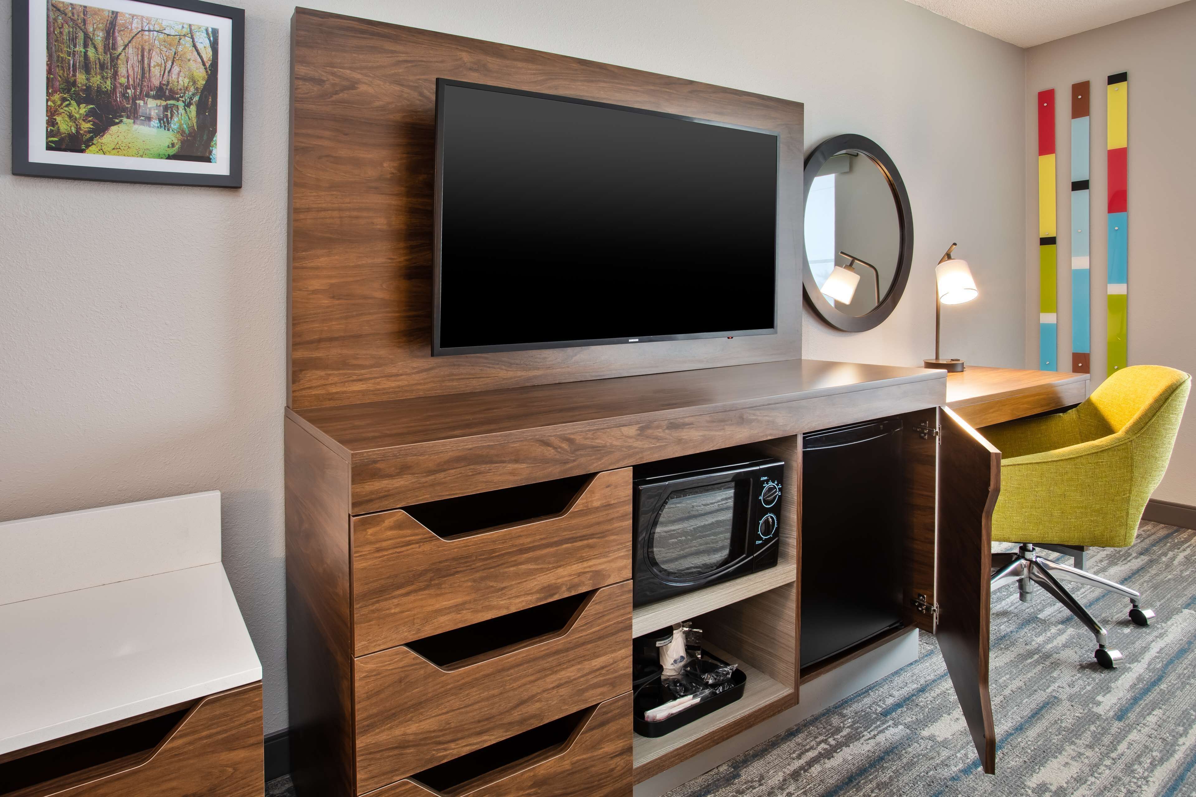 Premium bedding, in-room safe, desk, laptop workspace