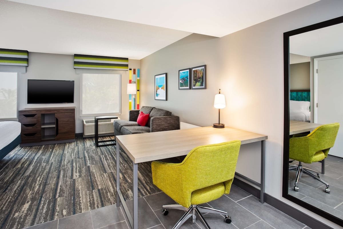 Premium bedding, in-room safe, desk, laptop workspace