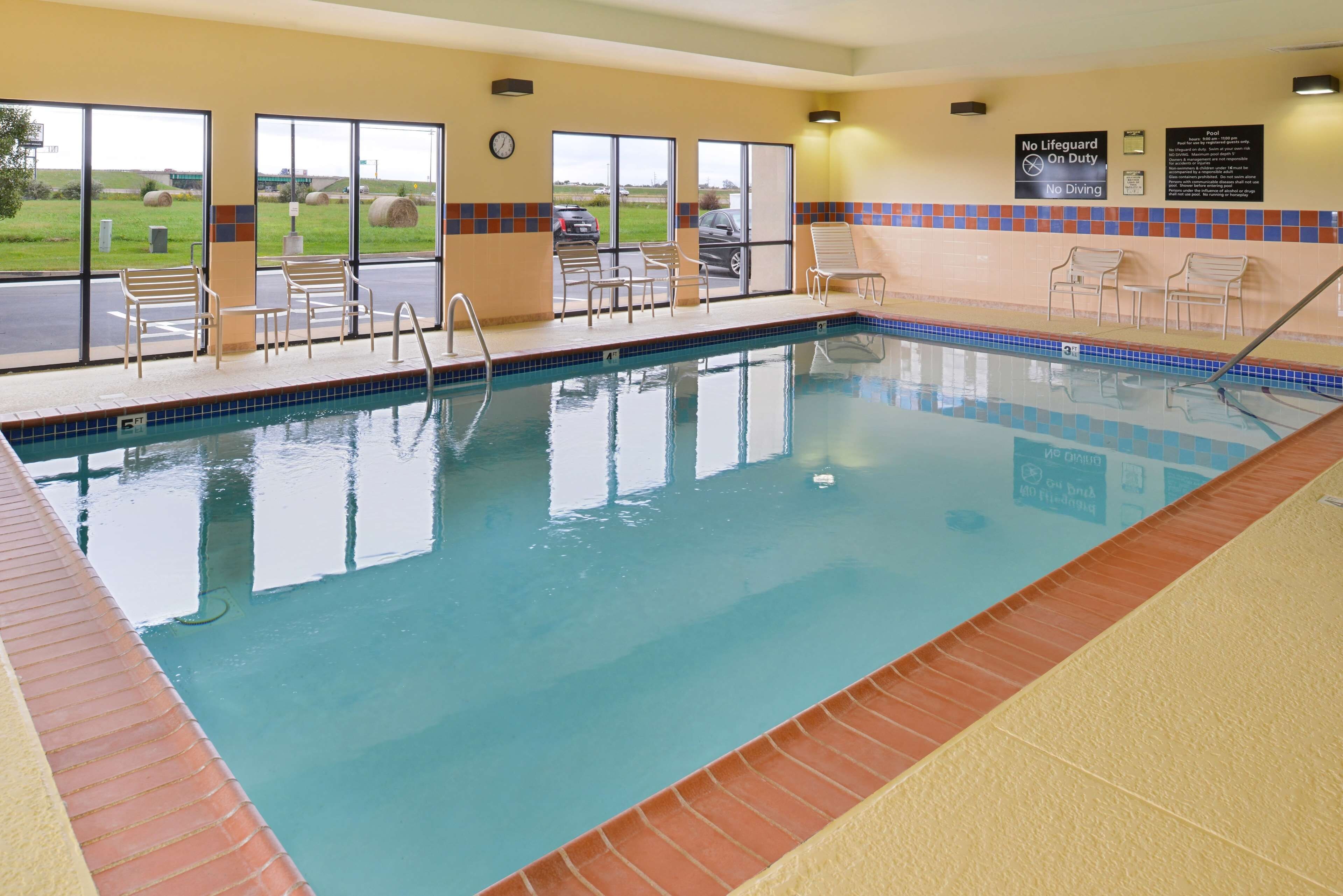 Una piscina techada, sillones reclinables de piscina