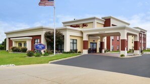 A Hampton Inn hotel with a flagpole, clear signage, and a well-maintained lawn. - Hampton Inn by Hilton Litchfield (Litchfield)
