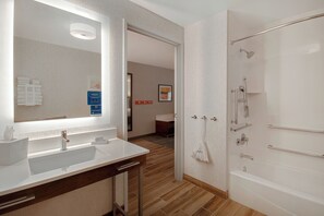 Bathtub, hair dryer, towels - Hampton Inn & Suites Dayton - Vandalia (Dayton)