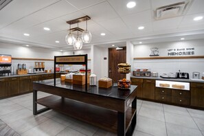 Free daily buffet breakfast - Hampton Inn & Suites Dayton - Vandalia (Dayton)