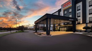 A Hampton Inn & Suites with a covered entrance, a clear sky, and a sunset. - Hampton Inn & Suites Dayton - Vandalia (Dayton)
