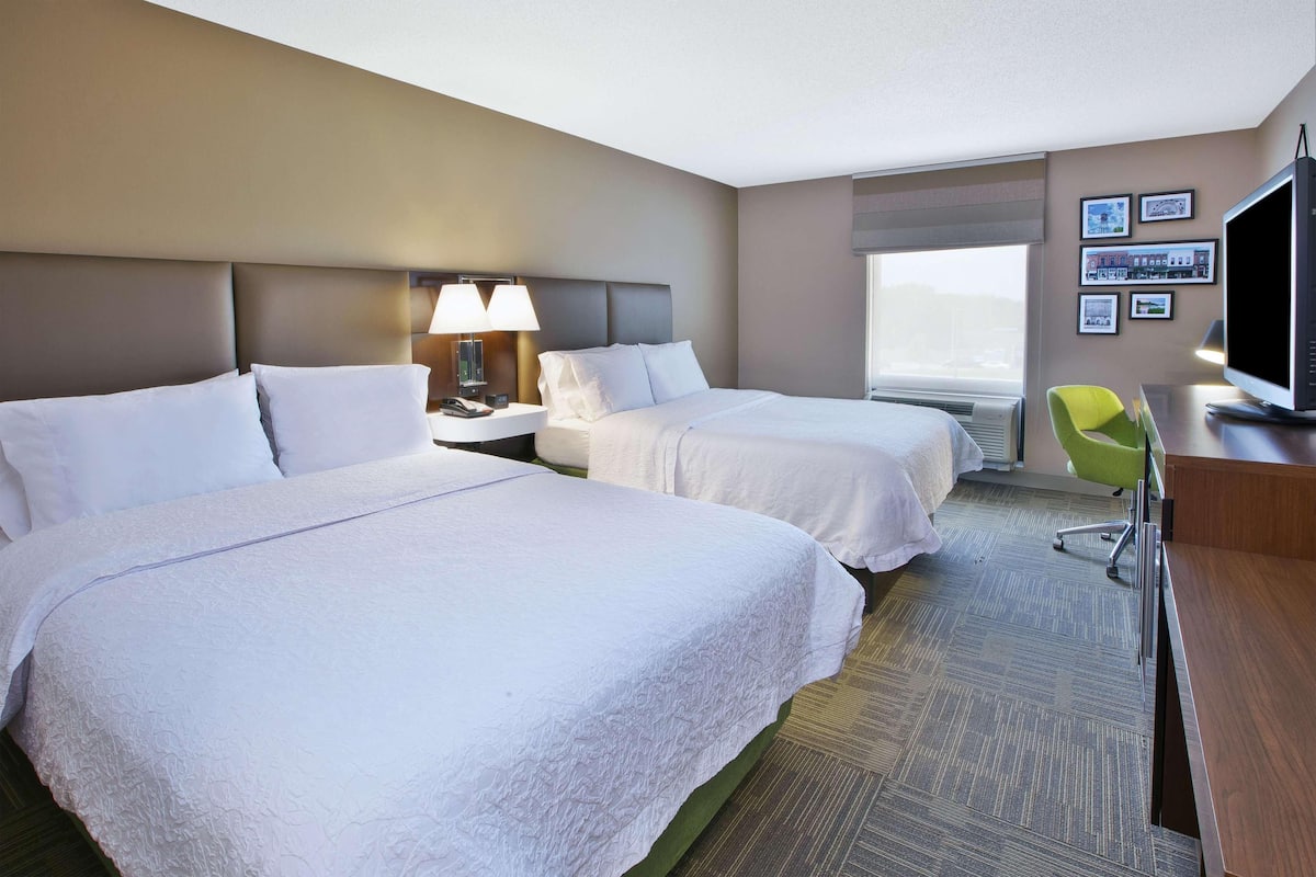 Premium bedding, in-room safe, desk, laptop workspace