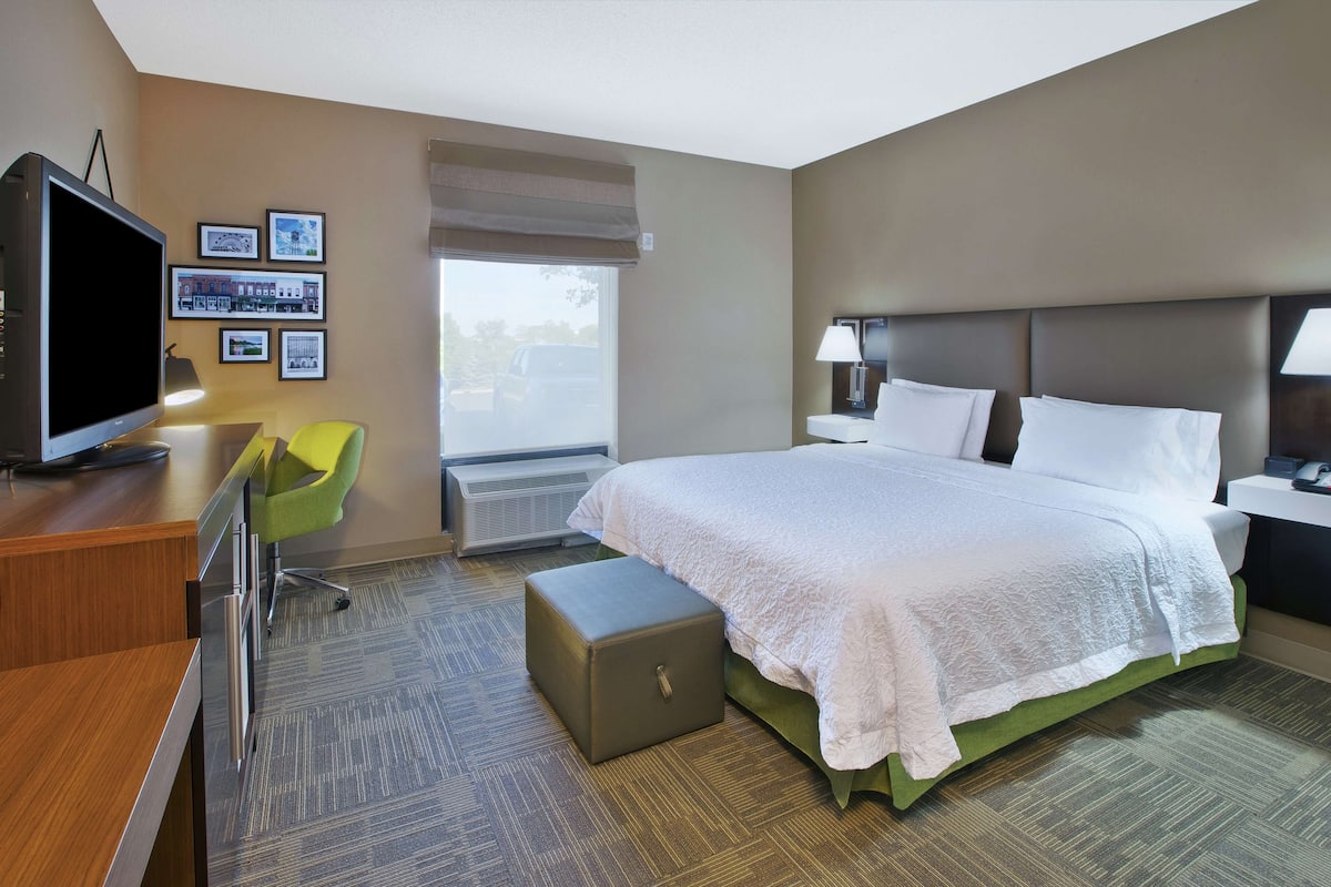 Room, 1 King Bed, Accessible, Non Smoking | Premium bedding, in-room safe, desk, laptop workspace