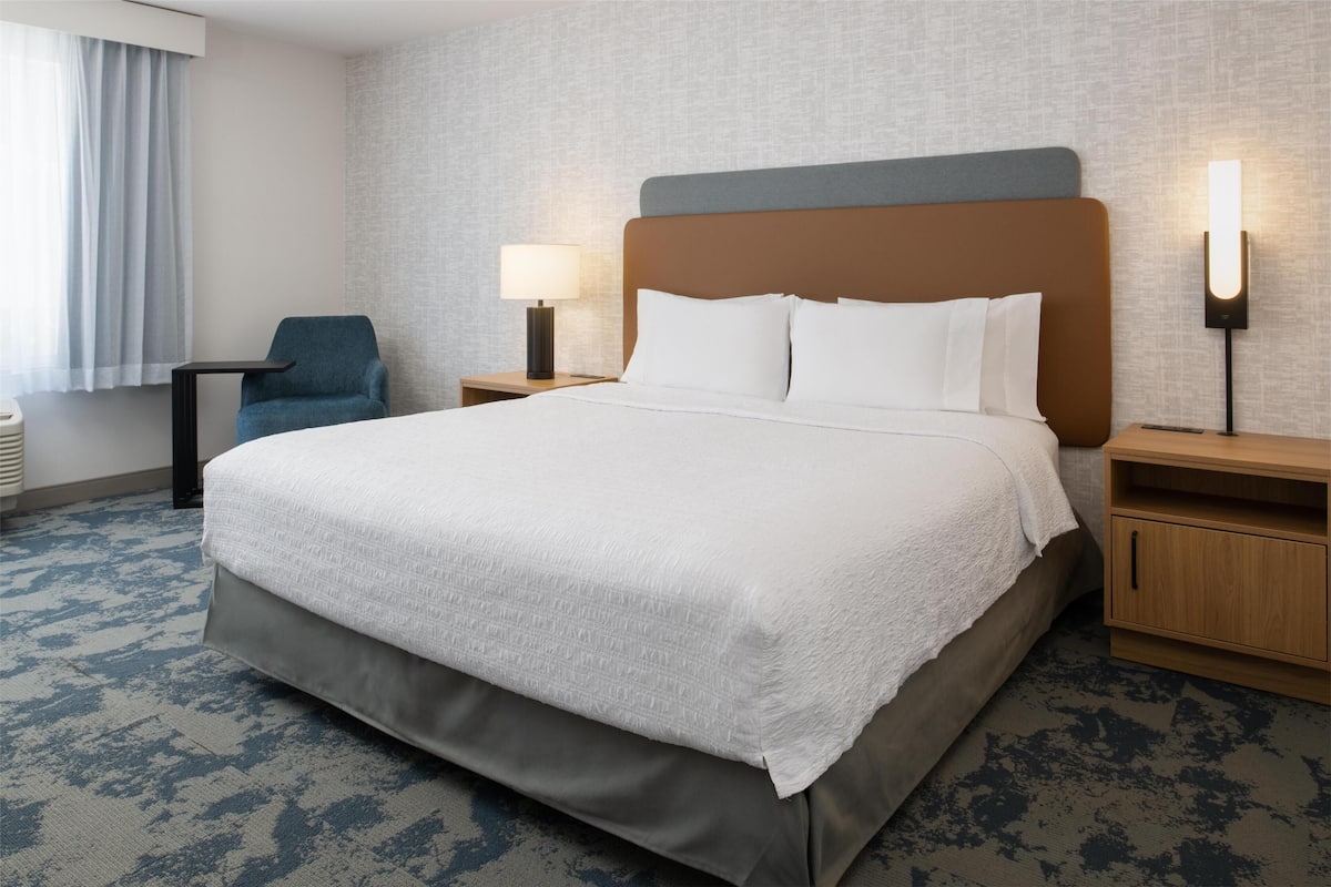 Habitación, 1 cama de matrimonio grande, accesible para personas con discapacidad, no fumadores | Tabla de planchar con plancha, wifi gratis, ropa de cama y despertador
