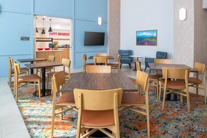 Free daily buffet breakfast - Hampton Inn & Suites Redding (Redding)