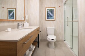 Bathroom shower - Hampton Inn & Suites Redding (Redding)