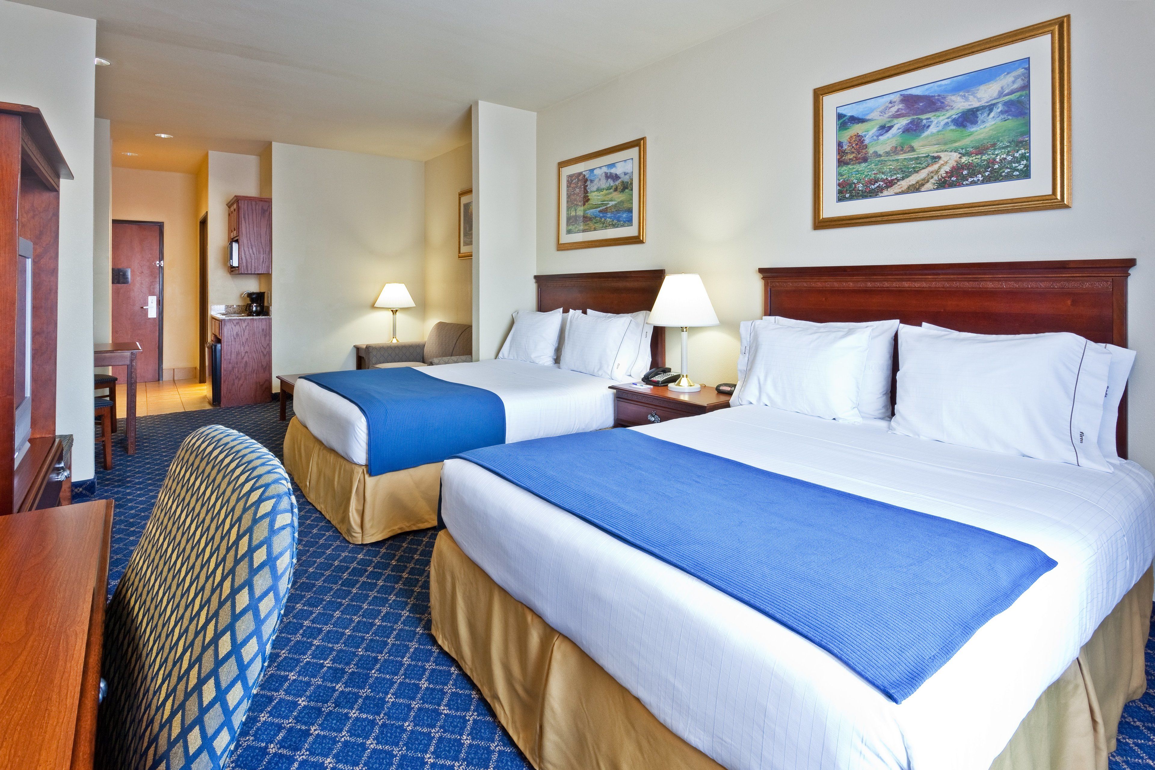 egyptian cotton sheets, premium bedding, in-room safe, desk