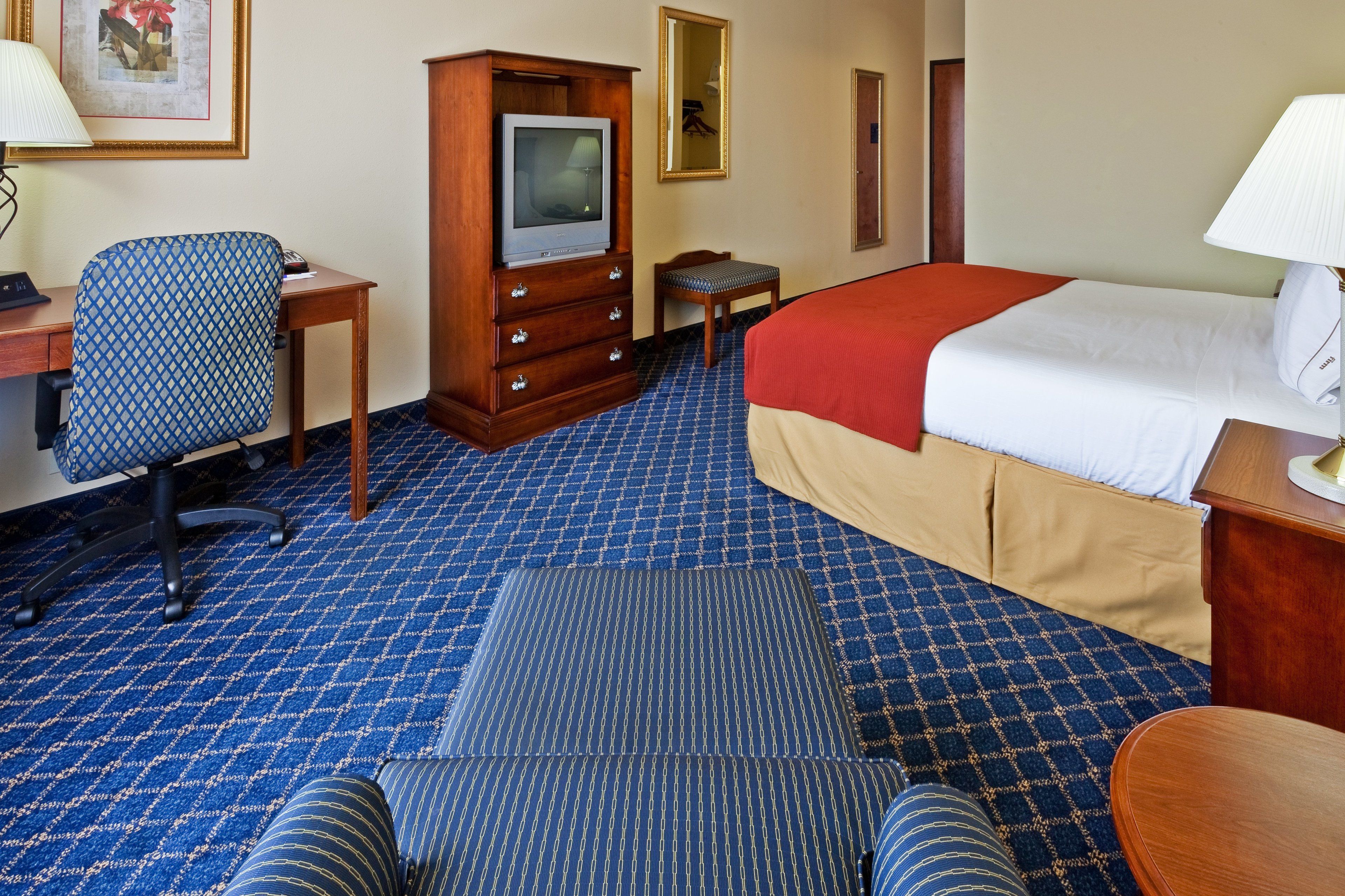 egyptian cotton sheets, premium bedding, in-room safe, desk