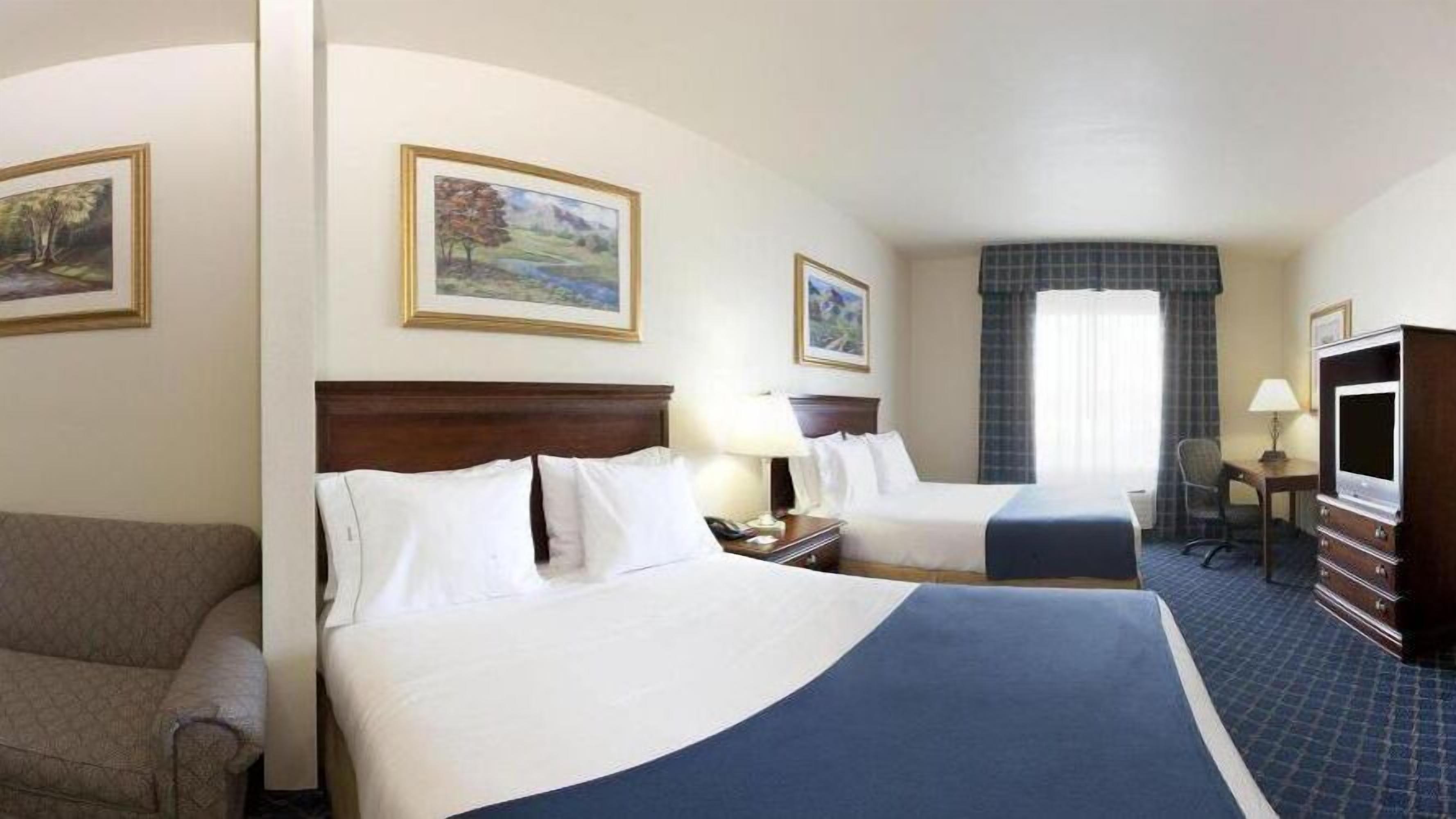 egyptian cotton sheets, premium bedding, in-room safe, desk