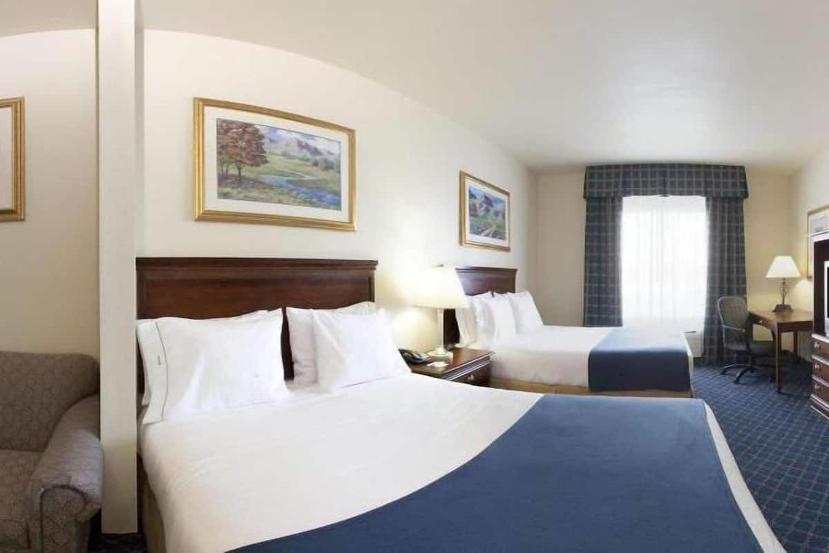 egyptian cotton sheets, premium bedding, in-room safe, desk