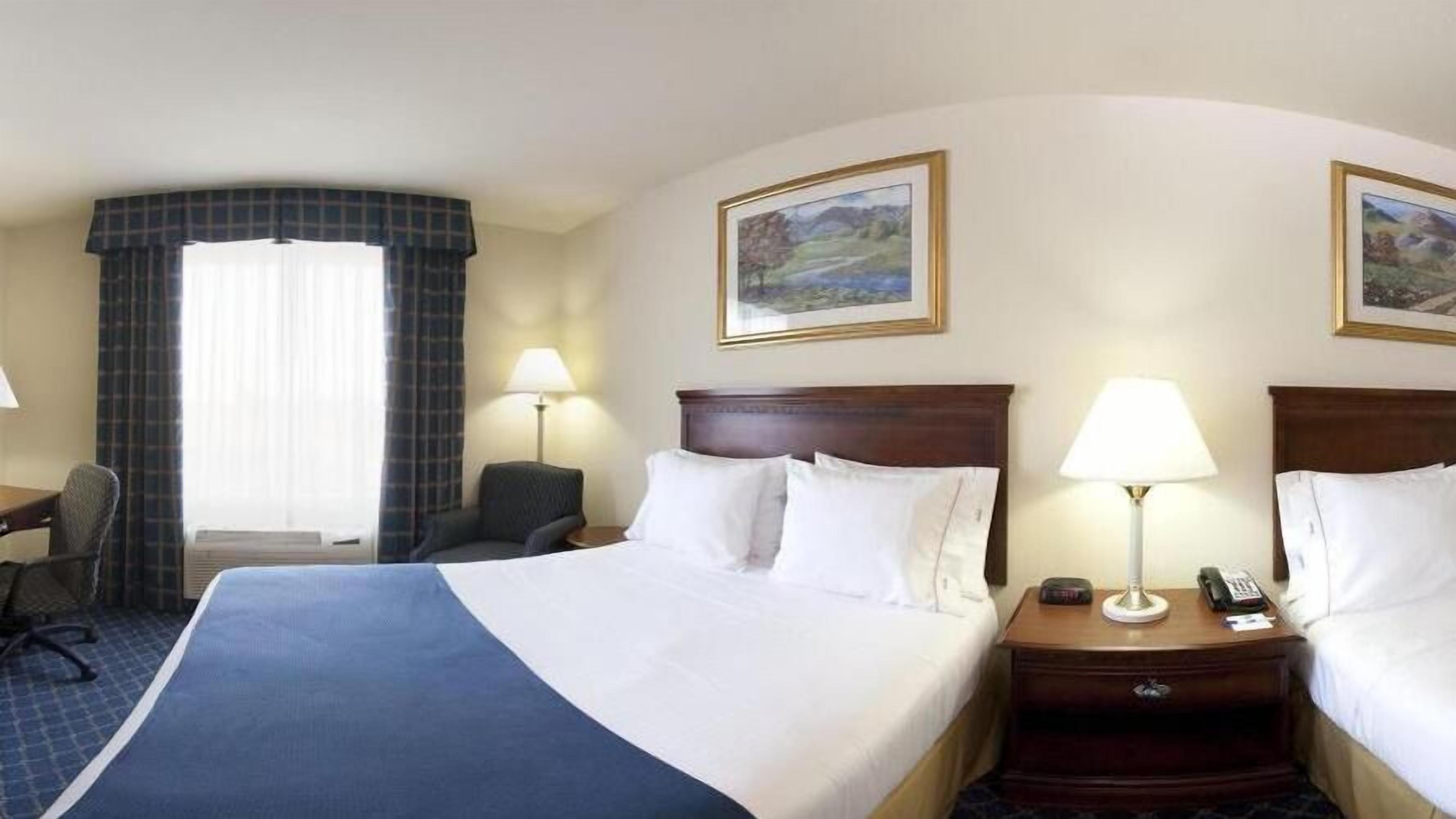 egyptian cotton sheets, premium bedding, in-room safe, desk