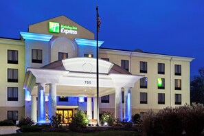 A Holiday Inn Express hotel with a prominent entrance, a flagpole, and a well-lit facade. - Holiday Inn Express Knoxville-Strawberry Plains by IHG (Knoxville)