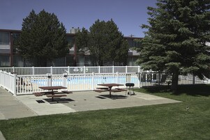 Una piscina al aire libre de temporada (de 08:00 a 23:00), tumbonas