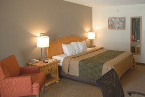 Escritorio, espacio para trabajar con laptop y cortinas blackout 