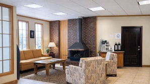 Un hall con chimenea, zona de estar y estación de café.