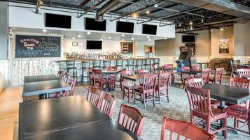 Melayani sarapan, makan siang, makan malam; sajian masakan Amerika