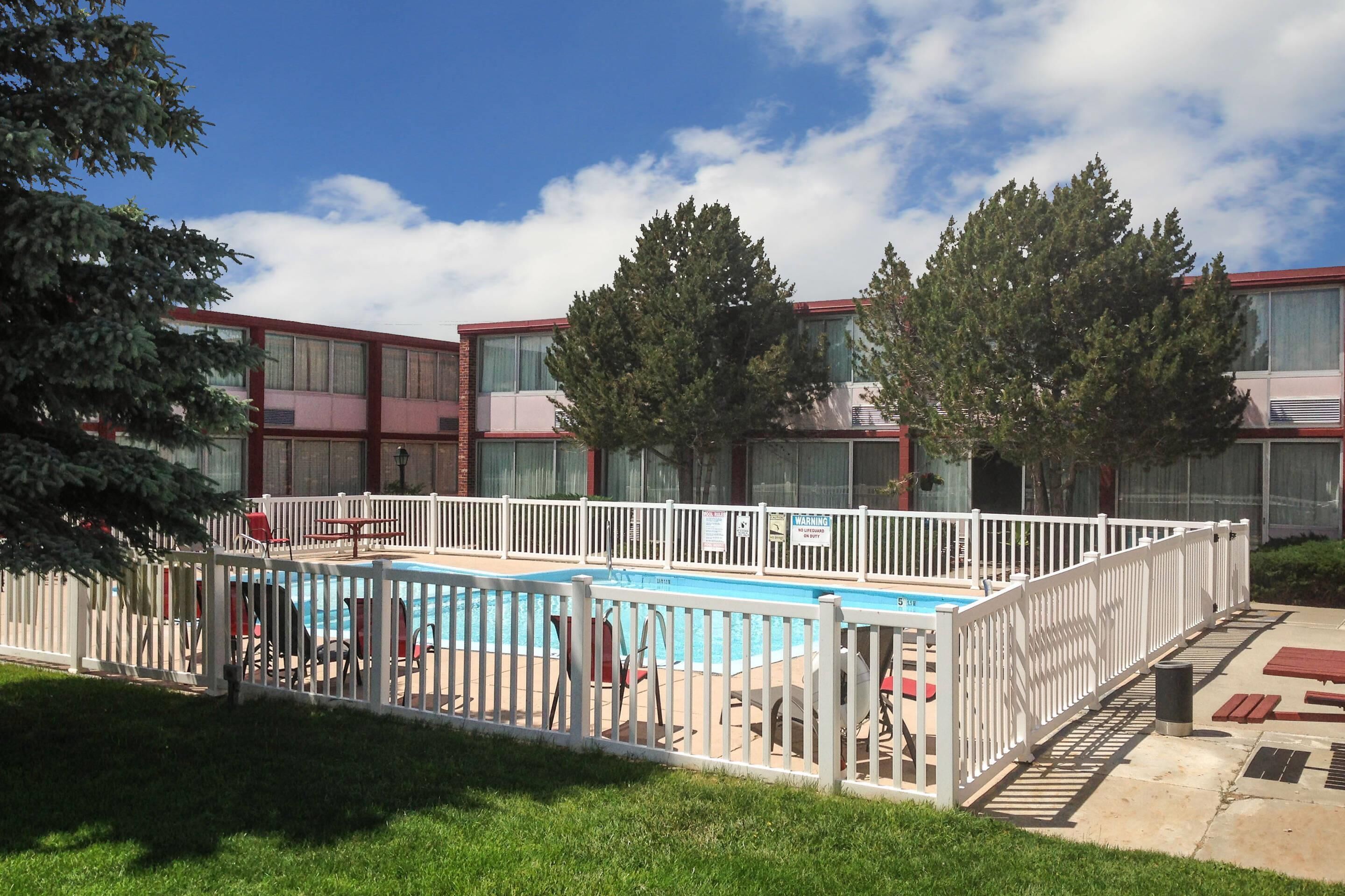 季节性开放的室外游泳池，08:00 至 23:00 开放，日光浴躺椅