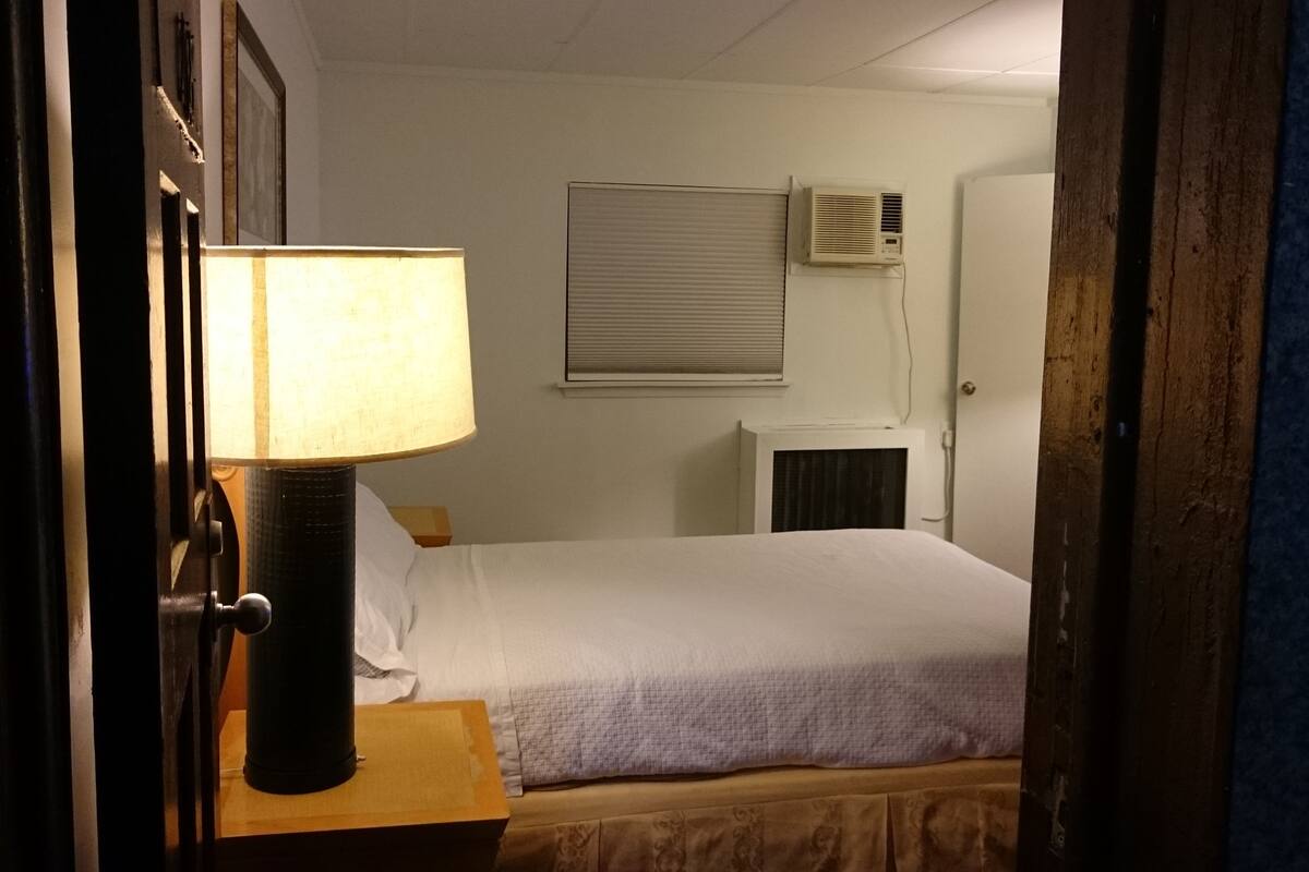 Chambre, 1 lit double, non-fumeur, réfrigérateur et four à micro-ondes